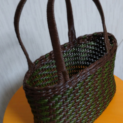 よろい編みかごバッグ グリーン+焦げ茶 4枚目の画像