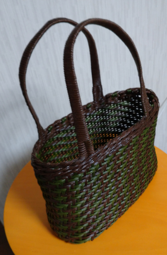 よろい編みかごバッグ グリーン+焦げ茶 4枚目の画像