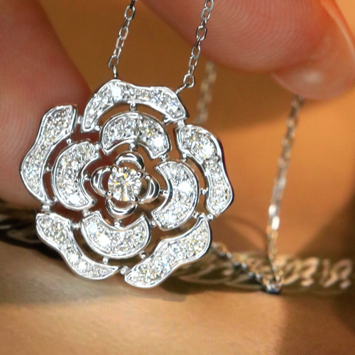 花モチーフ 天然ダイヤモンドネックレスk18 ネックレス・ペンダント  