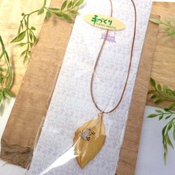 防水ニス塗装 かえる葉(中)くり抜き木製ネックレス 黄色（イエローハート材） 5枚目の画像