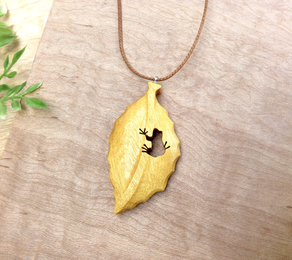 防水ニス塗装 かえる葉(中)くり抜き木製ネックレス 黄色（イエローハート材） 2枚目の画像