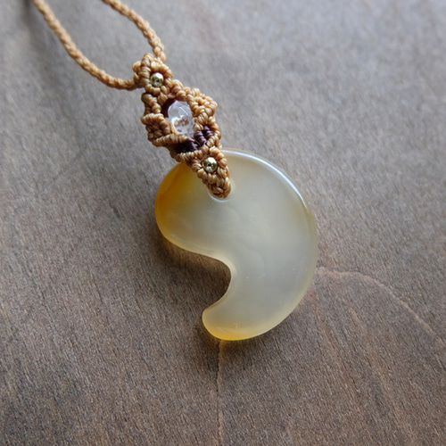 国産天然石 カルセドニー（瑪瑙）勾玉 マクラメペンダントネックレス