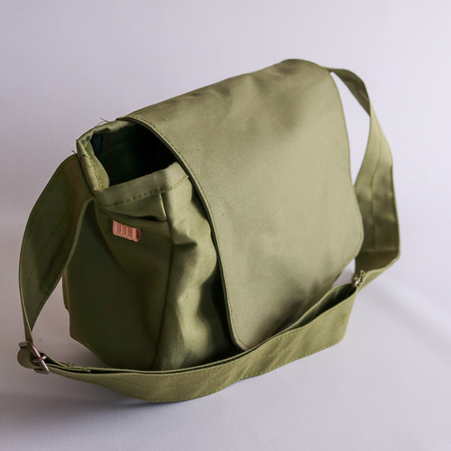 希少品　極美品　BRIEFING　FARVER　メッセンジャーバッグ　カーキ ボストン型メッセンジャーバッグ(F カーキ): ジュニア
