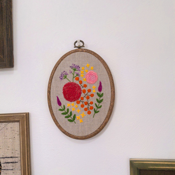 手刺繍のお花の壁飾り【赤いダリアとキンモクセイ】 8枚目の画像