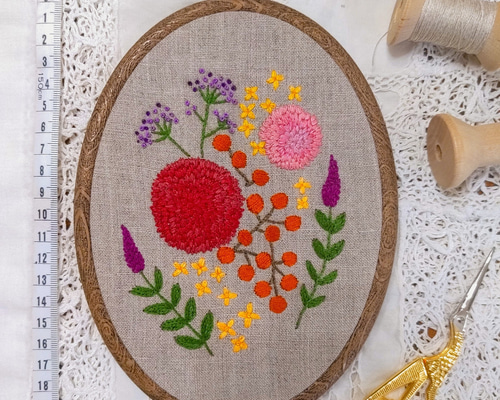 手刺繍のお花の壁飾り【赤いダリアとキンモクセイ