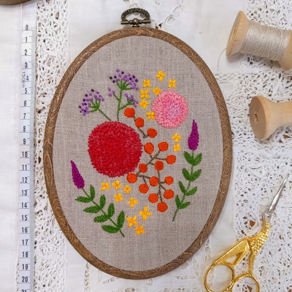 手刺繍のお花の壁飾り【赤いダリアとキンモクセイ】 1枚目の画像