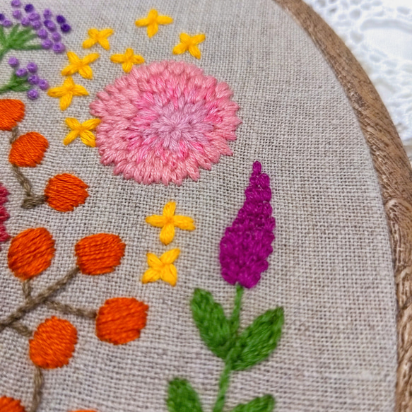 手刺繍のお花の壁飾り【赤いダリアとキンモクセイ】 3枚目の画像