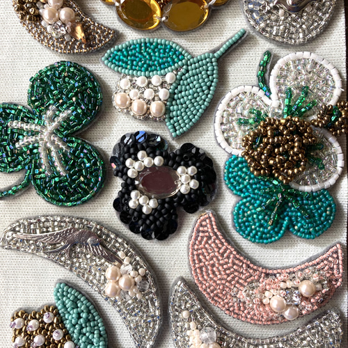 最新 A33] ブローチビーズ刺繍 アクセサリー