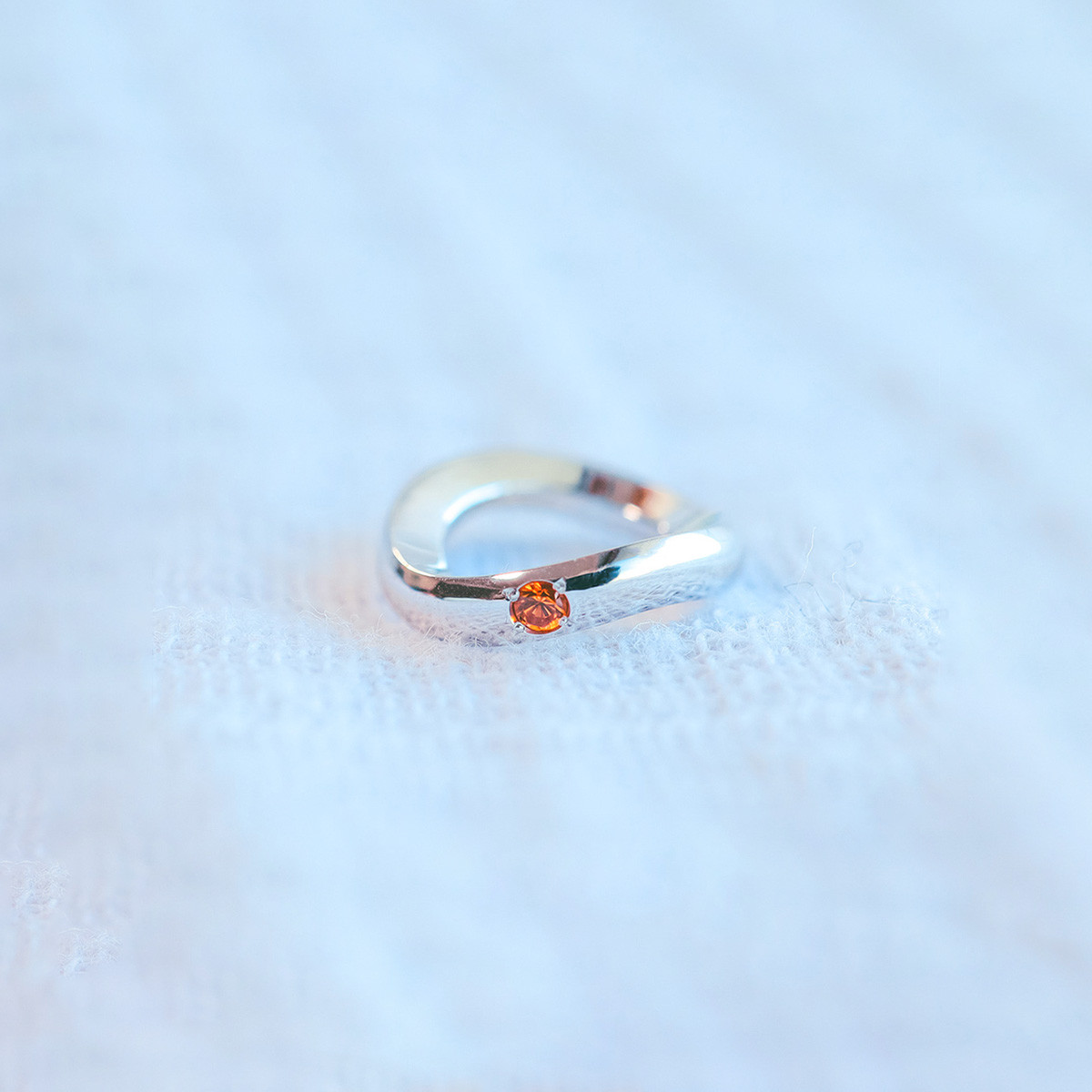 《プラチナ》ウェーブ型 誕生石1つ埋め込み ベビーリング Vague［刻印可］