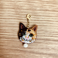 猫さん刺繍とコットンパールの使い勝手の良い♪♪マルチチャーム✩.*˚ 1枚目の画像