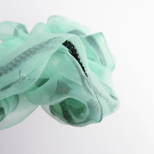 エメラルドグリーンシュシュ オーガンジー スケルトン シュシュ Biting