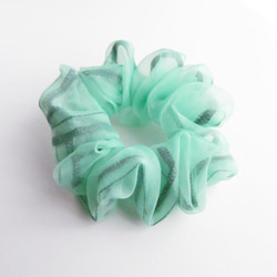 専用❤︎エメラルドグリーン×ベルト柄❤︎チャーム付きシュシュ 専用❤︎エメラルドグリーン×ベルト柄❤︎チャーム付きシュシュ お