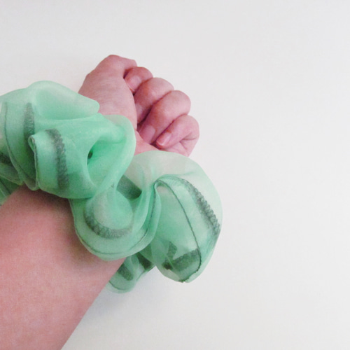 専用❤︎エメラルドグリーン×ベルト柄❤︎チャーム付きシュシュ 専用❤︎エメラルドグリーン×ベルト柄❤︎チャーム付きシュシュ お