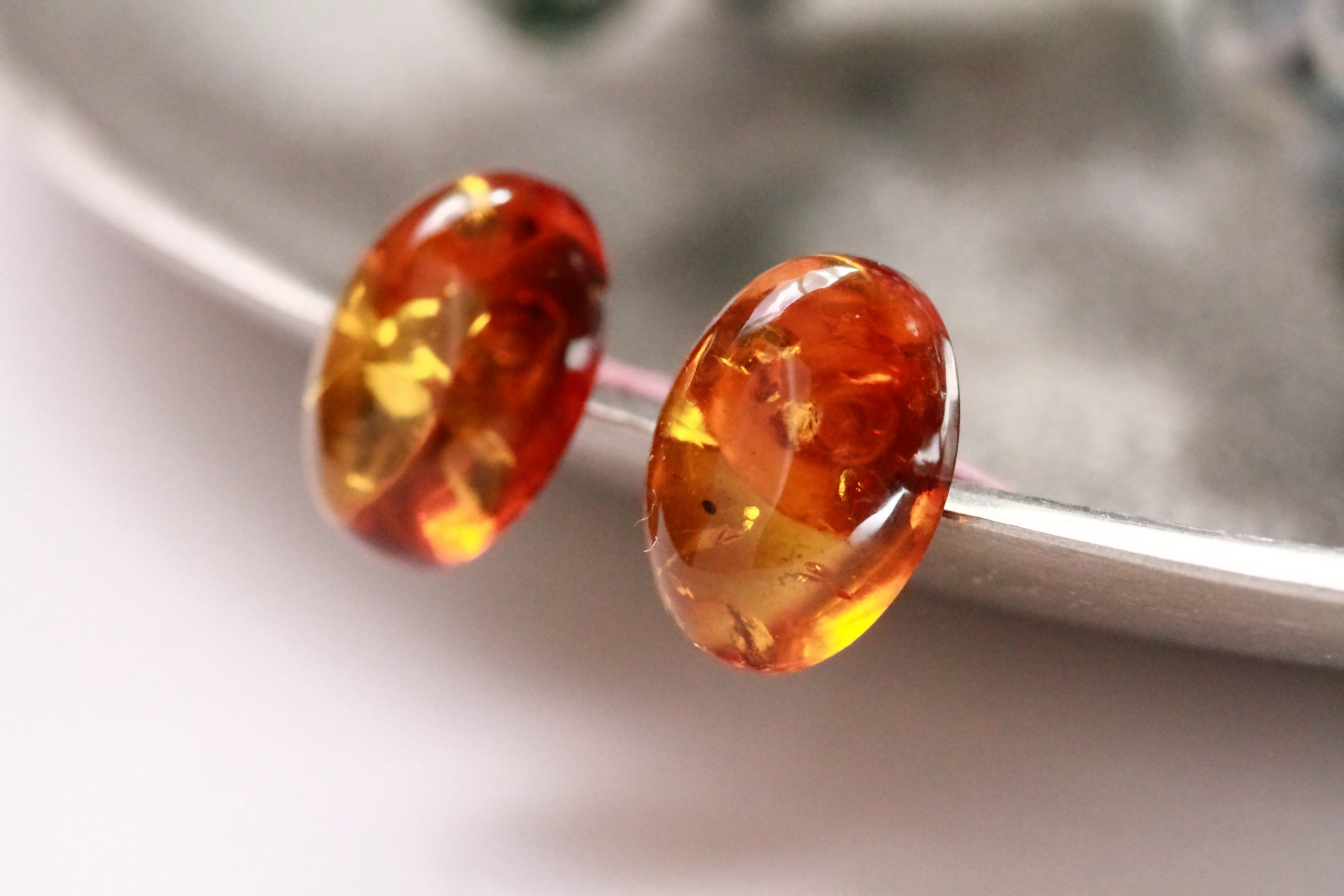 クラック入りアンバー(琥珀)のオーバルカボションピアス　14kgf