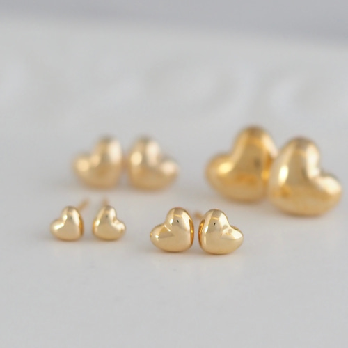 【追跡付】ちょっぴり大きめ♡ぷっくりハートなCCピアス 追跡付】ちょっぴり大きめ♡ぷっくりハートなCCピアス