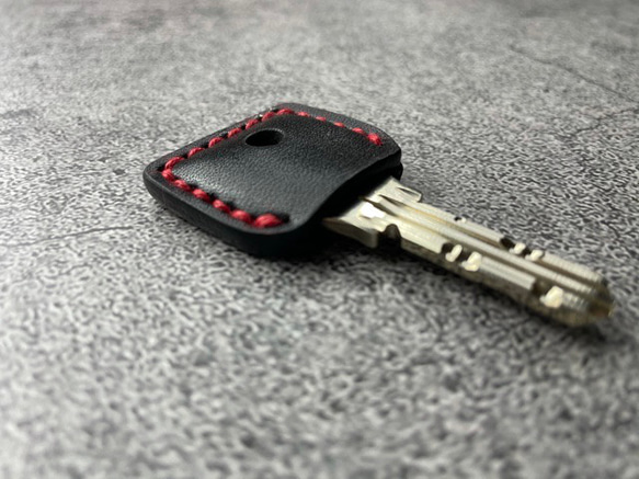 【手工縫製】MIWA PR/PS紅線黑色真皮鑰匙套（用厚皮轉動鑰匙感覺很好⁈） 第8張的照片