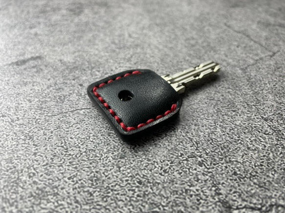 【手工縫製】MIWA PR/PS紅線黑色真皮鑰匙套（用厚皮轉動鑰匙感覺很好⁈） 第6張的照片