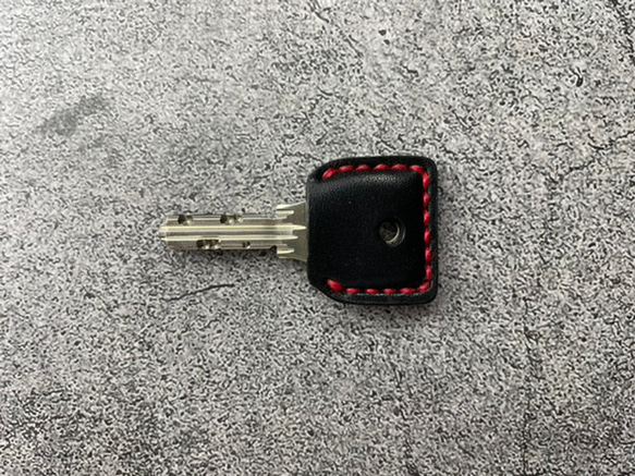 【手工縫製】MIWA PR/PS紅線黑色真皮鑰匙套（用厚皮轉動鑰匙感覺很好⁈） 第3張的照片