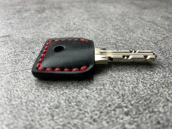 【手工縫製】MIWA PR/PS紅線黑色真皮鑰匙套（用厚皮轉動鑰匙感覺很好⁈） 第7張的照片
