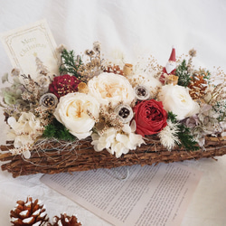 クリスマスカラーのナチュラルバスケットアレンジ basket arrangement