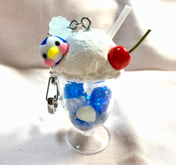 ❣️在庫処分SALE送料無料❣️ ☆ペンギンちゃん(白クマちゃん)のクリームソーダシャカシャカキーホルダー　樹脂粘土　 5枚目の画像