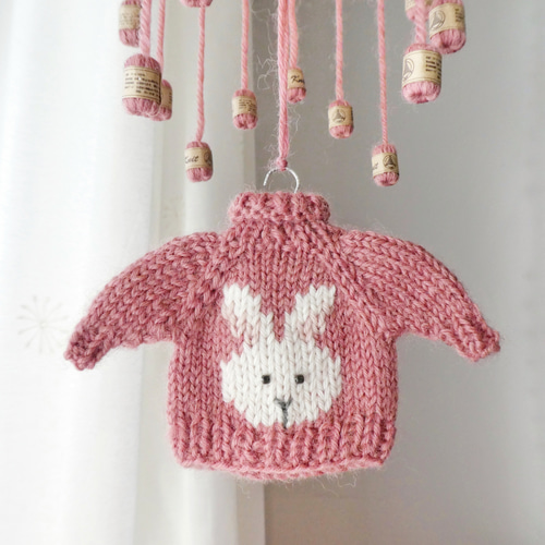 うさぎのニットのモビール／小さなセーターとミニチュア毛糸玉