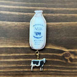 揺れるcowチャーム付きMILKブローチ【受注生産】 3枚目の画像