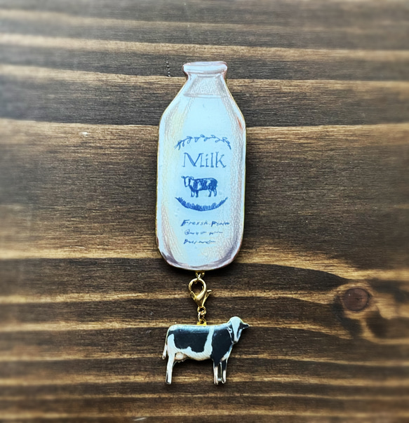 揺れるcowチャーム付きMILKブローチ【受注生産】 3枚目の画像