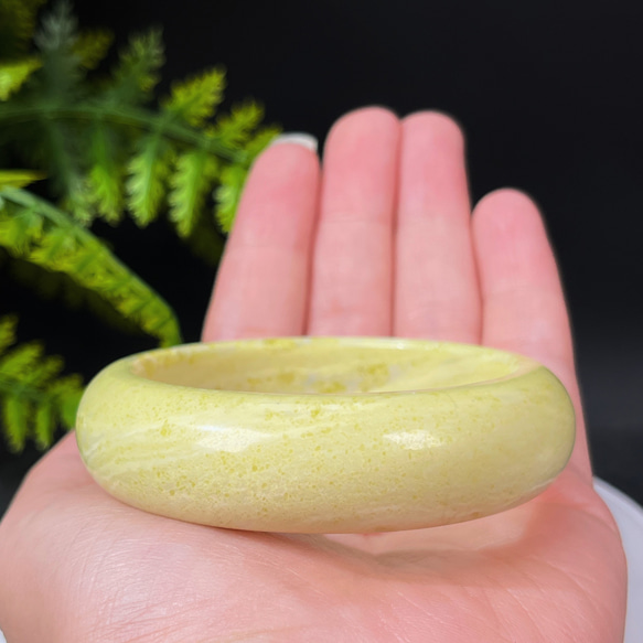 獨特 菜花玉手鐲 54+MM 玉化 淡黃色 小寬條 玉手環 質地溫潤 色澤宜人 第7張的照片