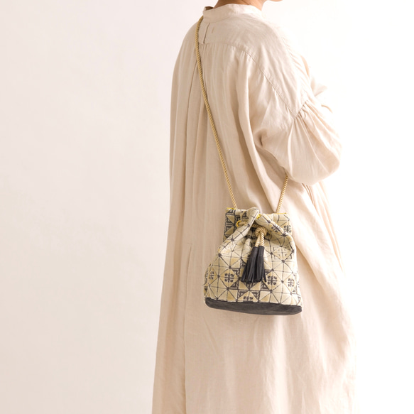 Mt. Kinka Drawstring &lt;未漂白黑色 Kilim 圖案&gt; 2Way 單肩包 Pile Jacqua 第8張的照片