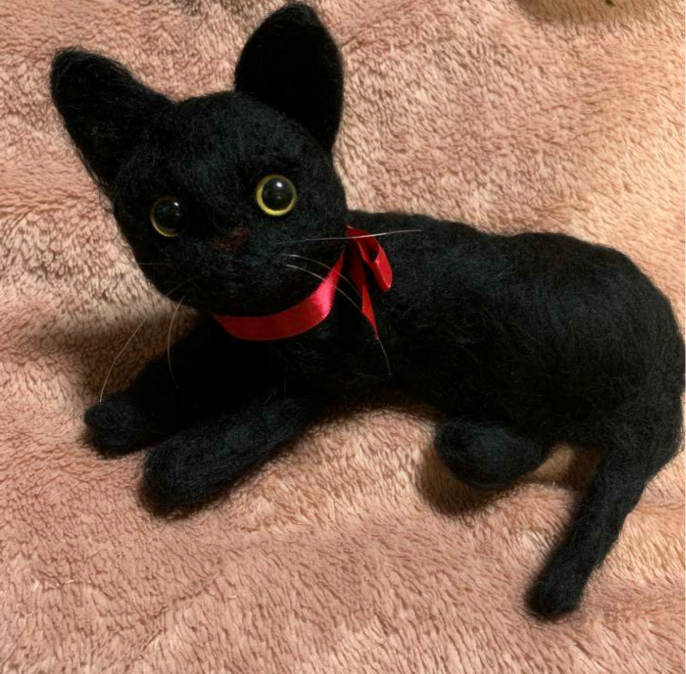 ハンドメイド☆羊毛フェルト黒猫ブローチ☆黒猫ちゃんクロスレース