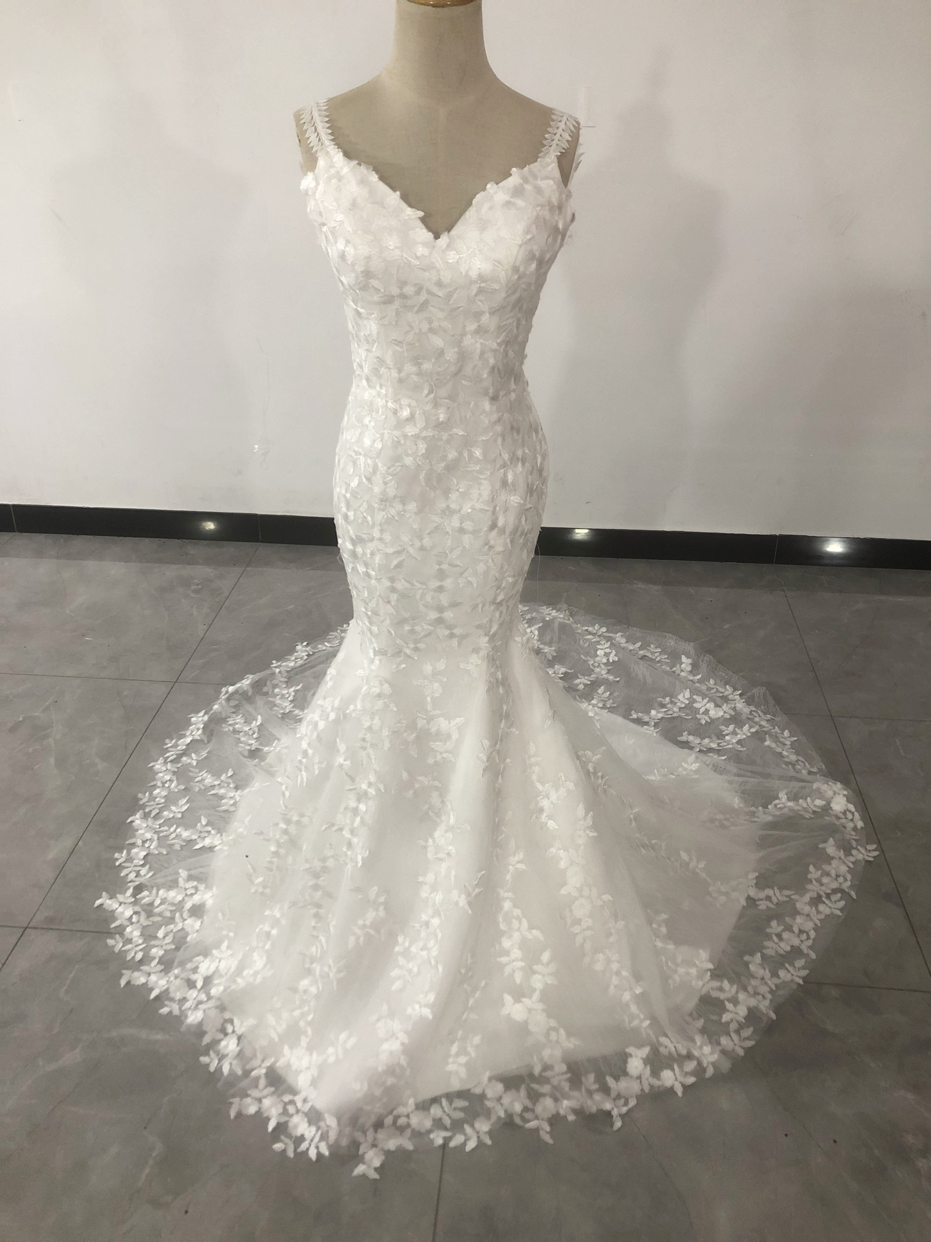 上品 ウエディングドレス ホワイト ソフトチュール リーフ刺繍 キャミソール マーメイドライン 憧れのドレス