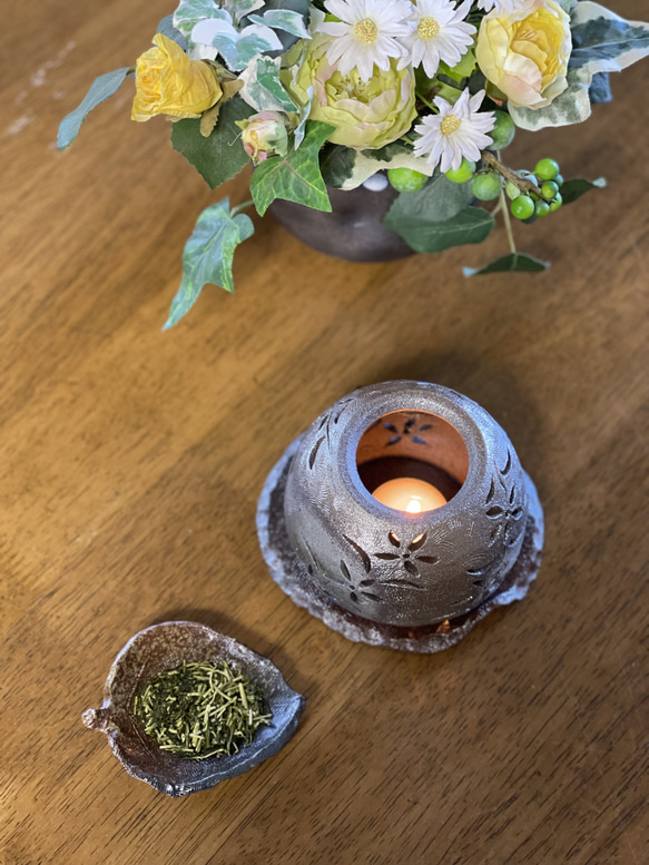 【再販】お茶の香りと可愛いお花の灯りが楽しい焼き締め茶香炉3点セット 6枚目の画像