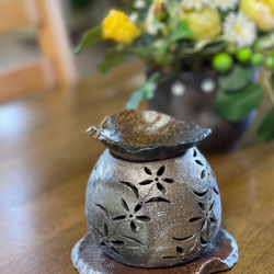 【再販】お茶の香りと可愛いお花の灯りが楽しい焼き締め茶香炉3点セット 1枚目の画像