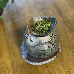 【再販】お茶の香りと可愛いお花の灯りが楽しい焼き締め茶香炉3点セット 8枚目の画像