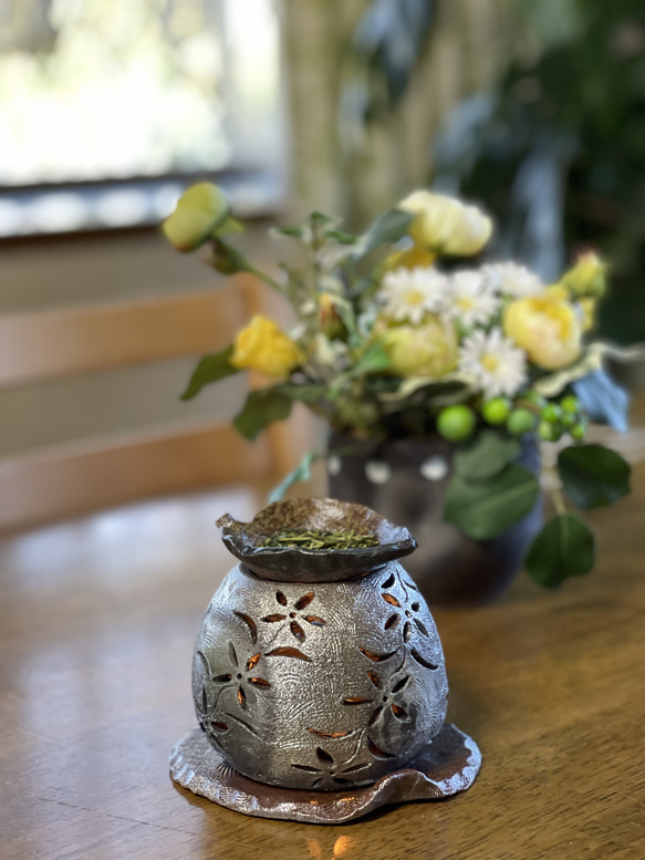 【再販】お茶の香りと可愛いお花の灯りが楽しい焼き締め茶香炉3点セット 5枚目の画像