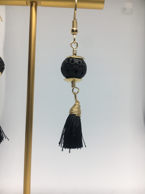 メキシコで買い付けしたハンドメイド・クレイピアス(黒色) 2枚目の画像