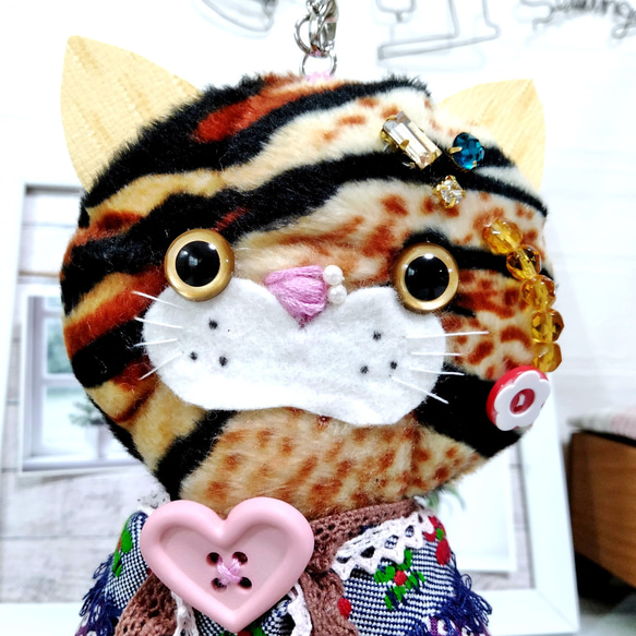 ゆるかわ癒し系 トラさん♪ 布ぐるみ バッグチャーム♪ ハートボタン♡ 4枚目の画像