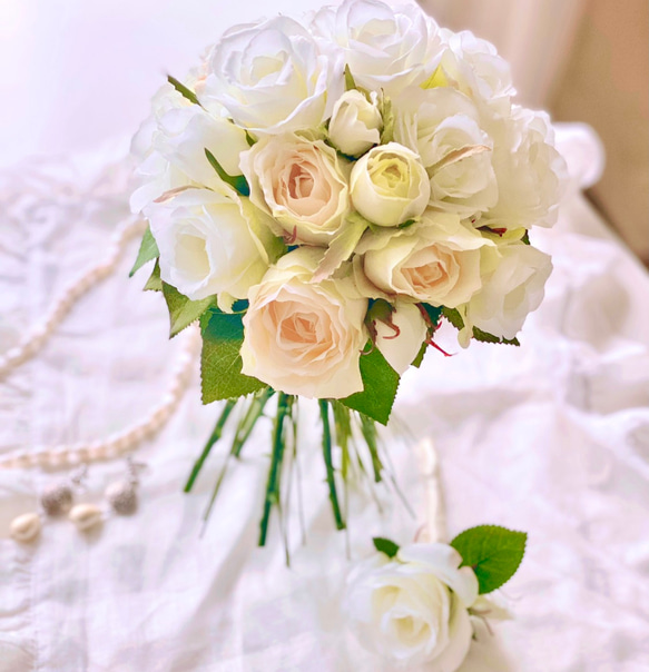 ホワイトローズ　スパイラルラウンドブーケ 