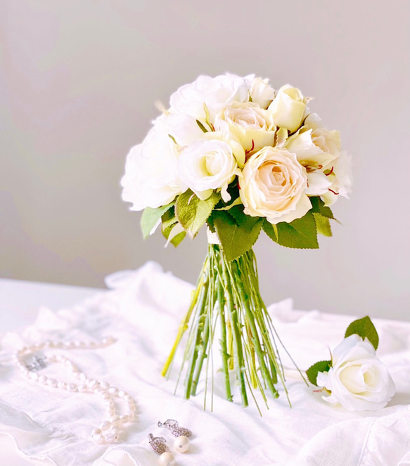 ホワイトローズ　スパイラルラウンドブーケ 