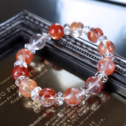 落ち葉を閉じ込めたかのようなタンザニア産オーロラクォーツ  