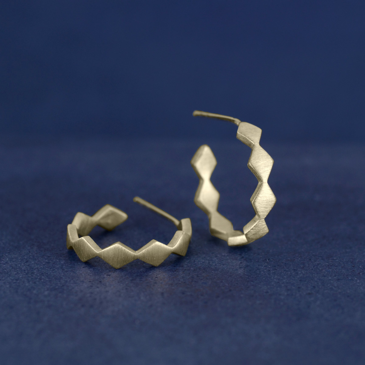 【K10YG】ひし形のフープピアス