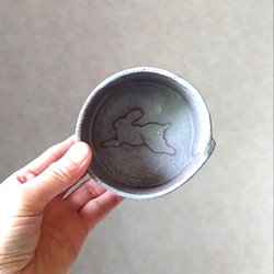 陶の小鉢・デザートカップ【跳び跳ねるウサギ(濃紺＆アイスグレー)】 2枚目の画像