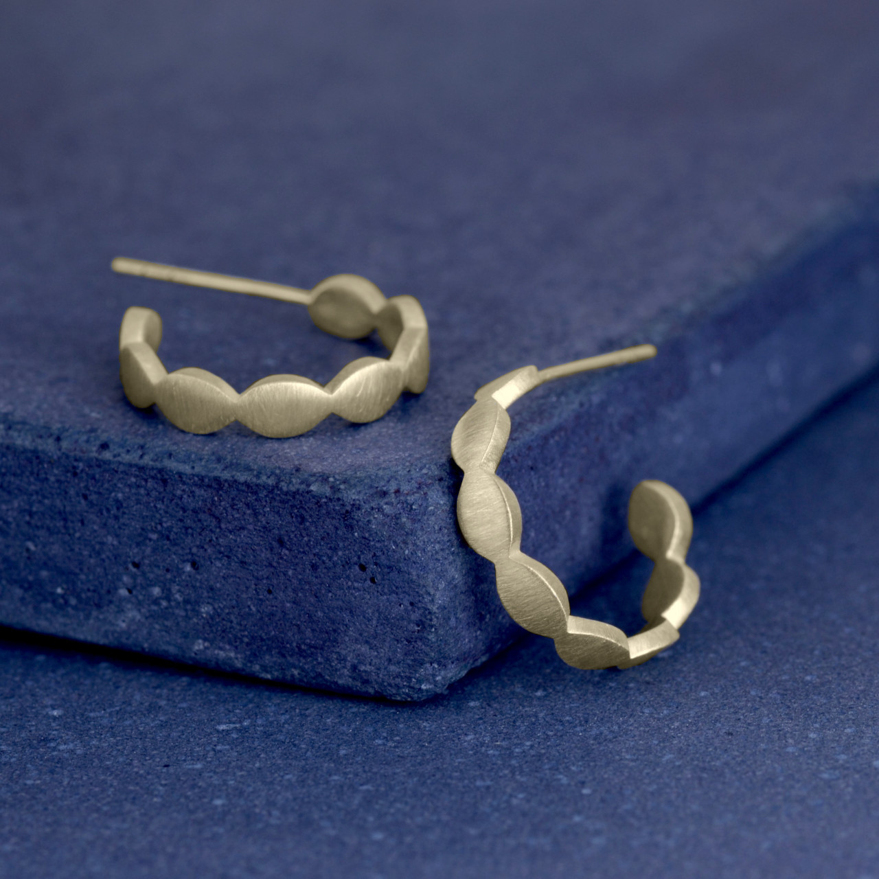 【K10YG】 マーキスシェイプのフープピアス