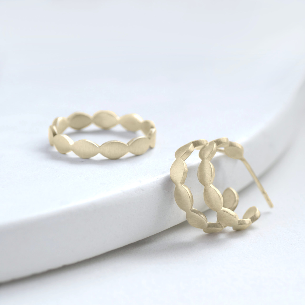 【K10YG】 マーキスシェイプのフープピアス