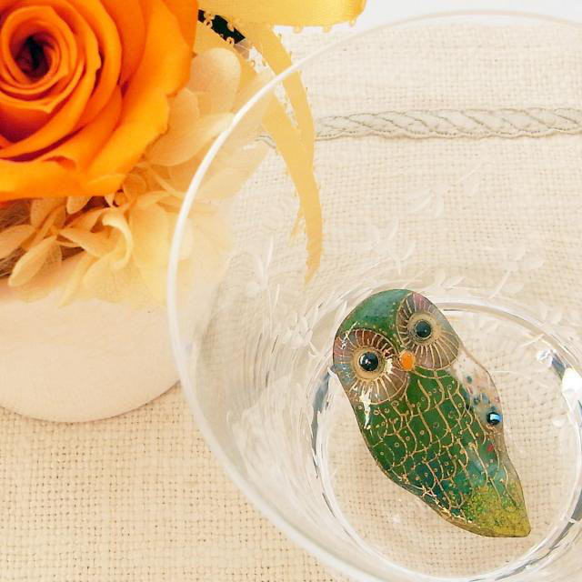 ふくろう（中／たて型／緑）の七宝焼ブローチ【受注制作】