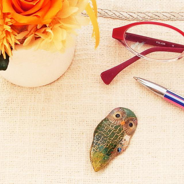 ふくろう（中／たて型／緑）の七宝焼ブローチ【受注制作】