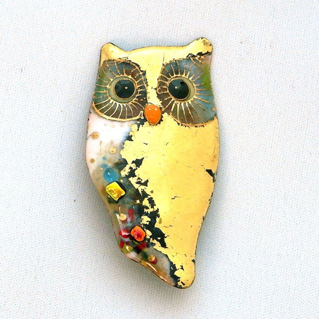 ふくろう（中／たて型／ゴールド）の七宝焼ブローチ【受注制作】