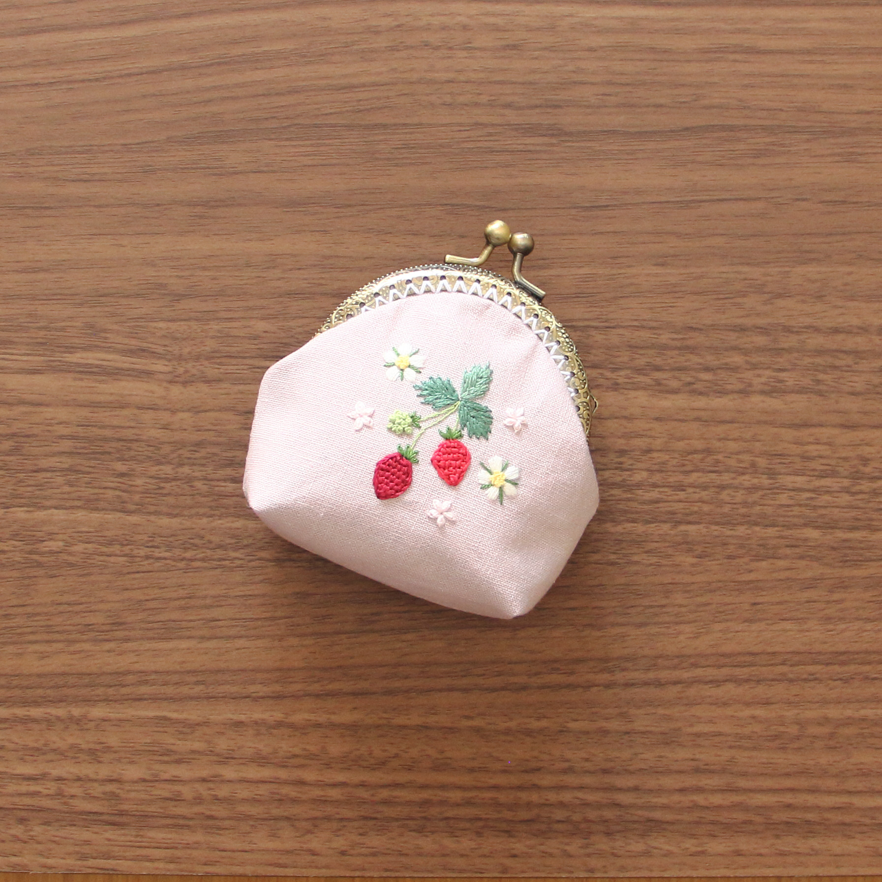 いちご 刺繍 がま口 ミニポーチ 手刺繍 縫い付け がま口 Himirolis