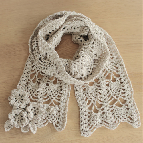 なめらかシルク入り・透かし編みのフラワーマフラー ベージュ マフラー